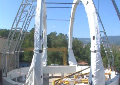 Enclosure FA&T – starting erection of secondary structure trusses. Image courtesy of AEC-Idom, July 5, 2013.